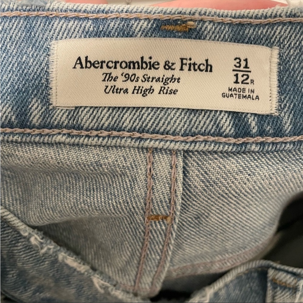 Abercrombie and Fitch Ultra High Rise 90s Straight Jean - light wash sz 31 (12)